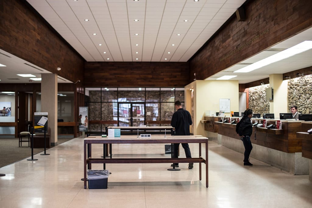 How Bank Digital Signage Can Boost Your Branch’s CX