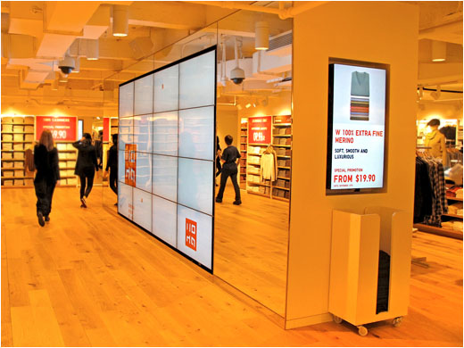 retail holiday digital signage